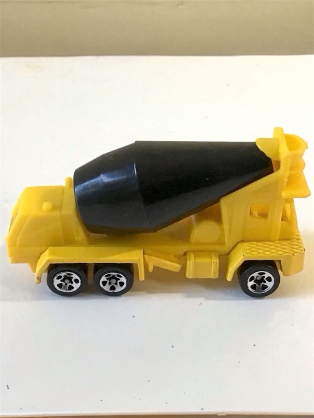 Vintage Hot Wheels Oshkosh Cement Mixer #269 Yellow Black Construction Vehicle